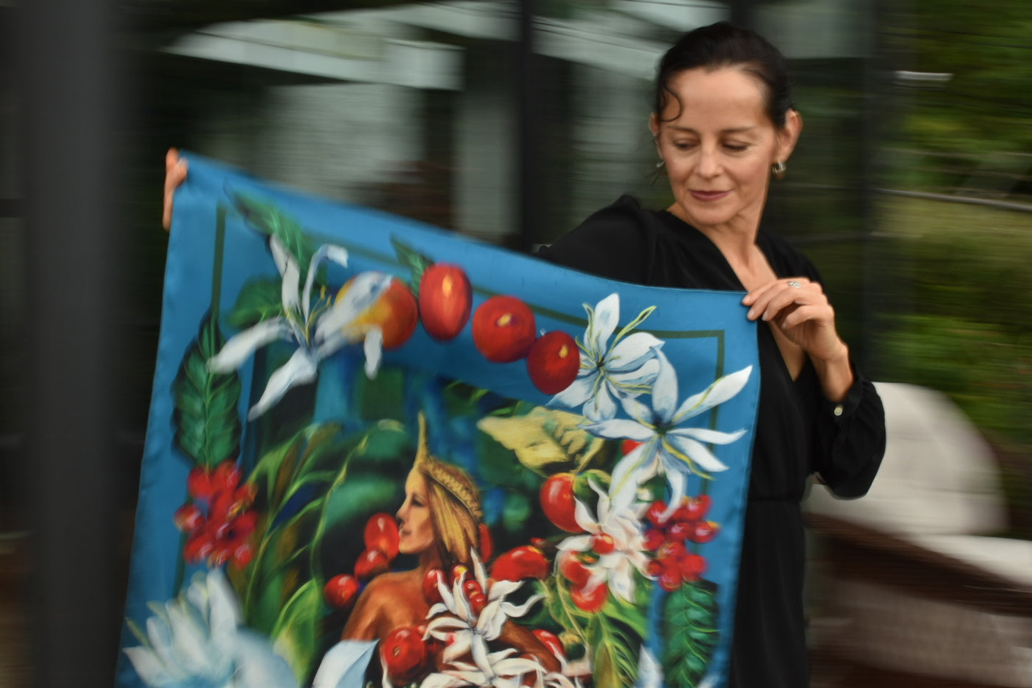 Pañuelo de seda para mujer, "Cosechadora del Café", de la colección Matices del Café
